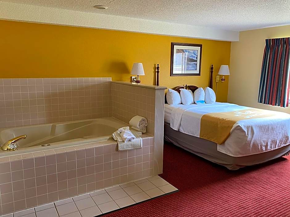 Days Inn & Suites by Wyndham Des Moines Airport