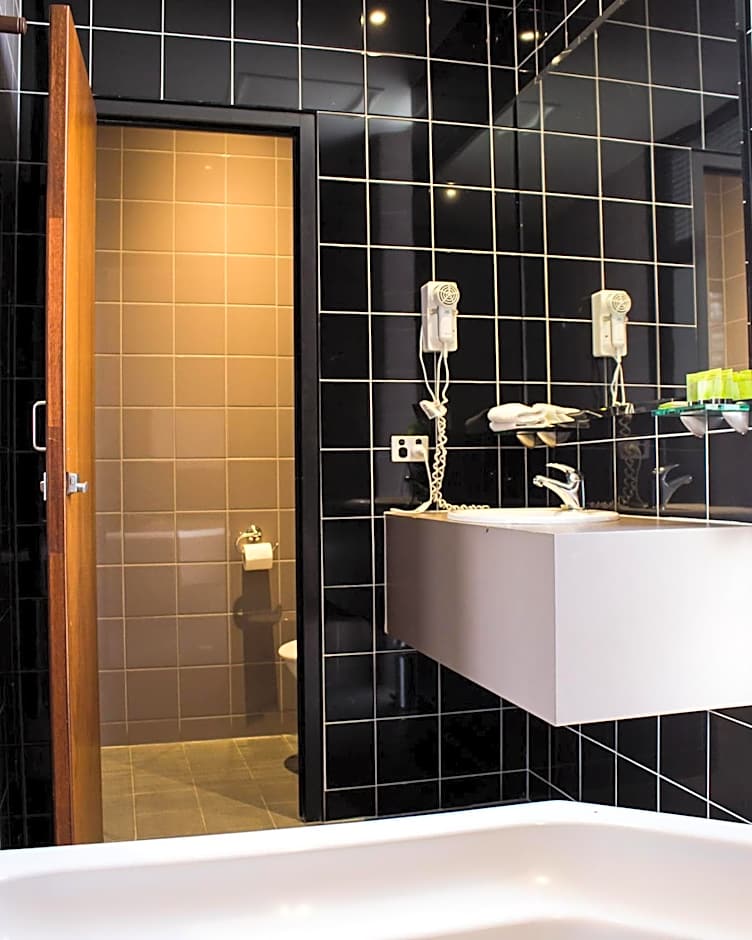 Highlander Hotel Bar Kitchen Rooftop