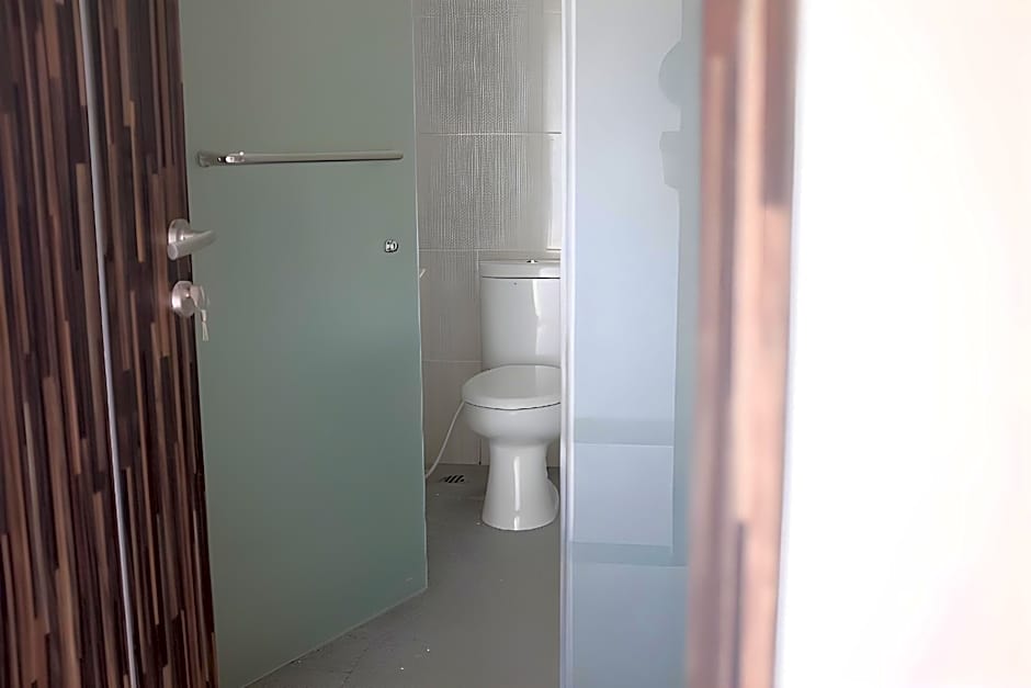 RedDoorz Plus near Mall Ciputra Jakarta