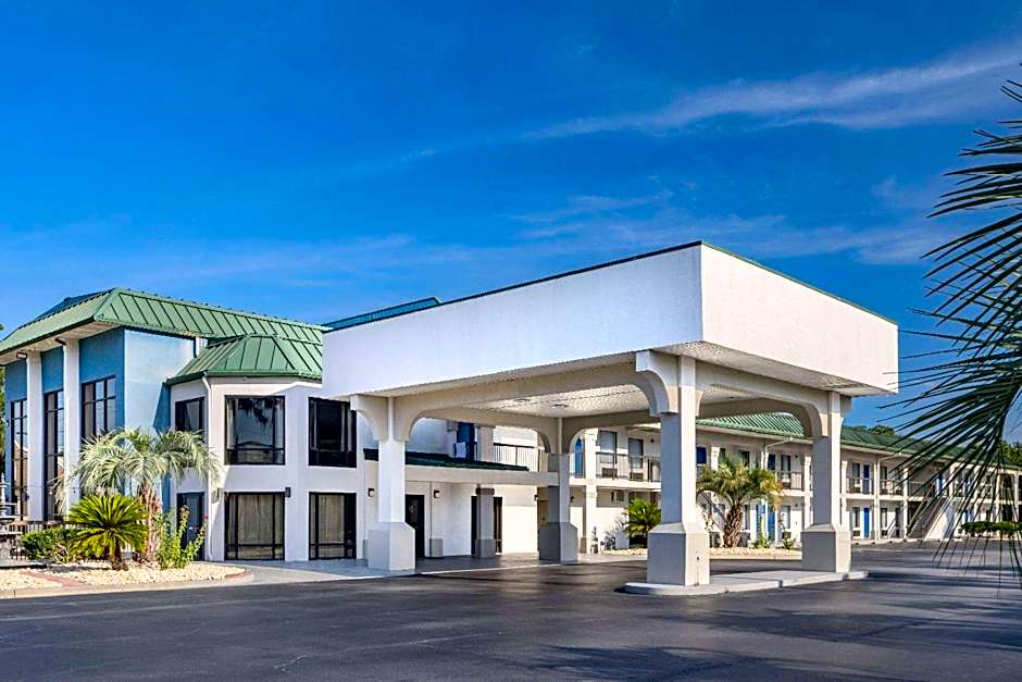 Days Inn & Suites by Wyndham Savannah Midtown