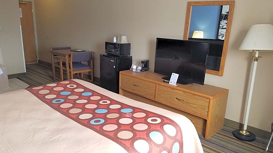 Super 8 by Wyndham Pontoon Beach IL/St. Louis MO Area