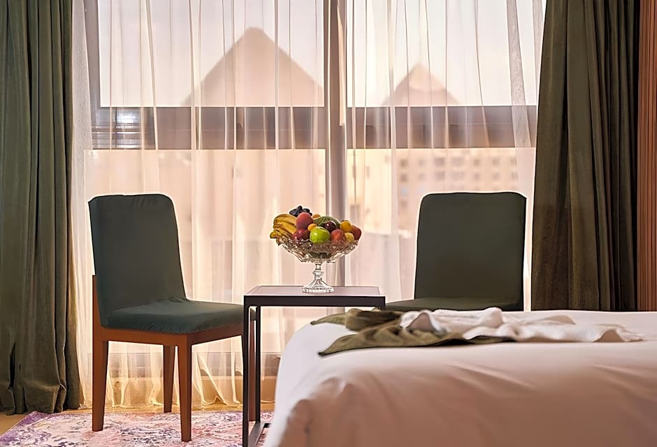 Pyramid Front Hotel