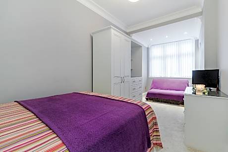 Queen-Deluxe-Shared Bathroom-Street View-Apple Room