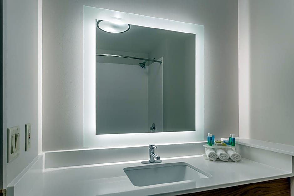 Holiday Inn Express Hotel & Suites Burlington By IHG