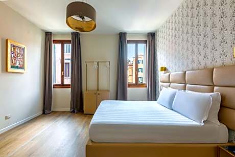 Extra Large Studio with Kitchenette and Sofa Bed