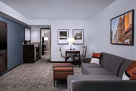 King Corner Suite with City View - Non-Smoking