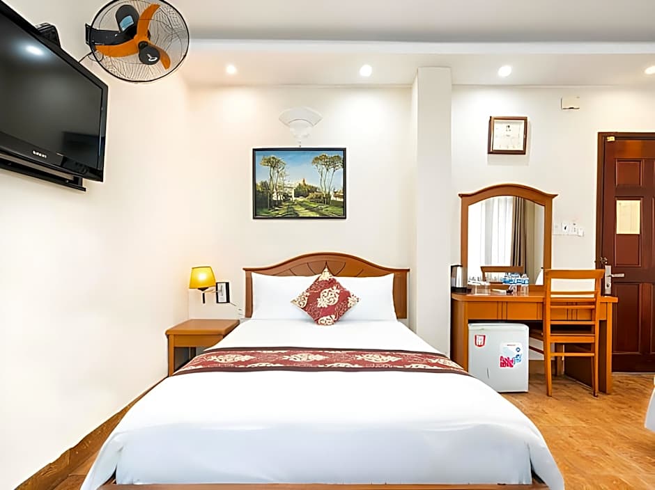 Queen Hotel Saigon Airport