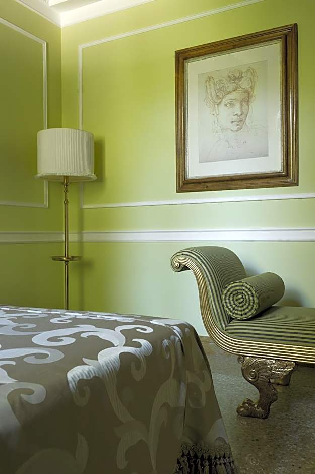 Photo 1 of 6 of 1 Queen Bed, Jetted Tub