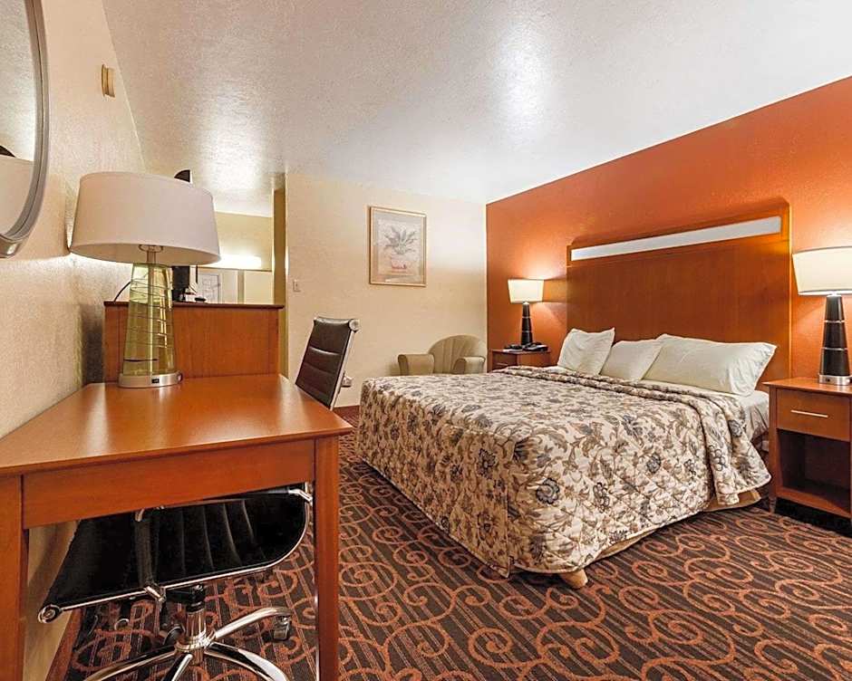 Photo 1 of 3 of 1 King Bed, Nonsmoking
