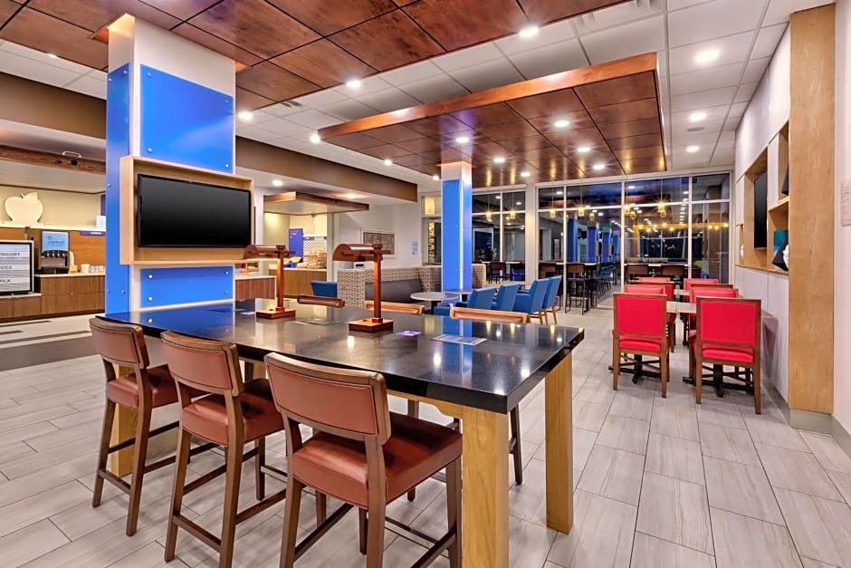 Holiday Inn Express & Suites Milan - Sandusky Area By IHG