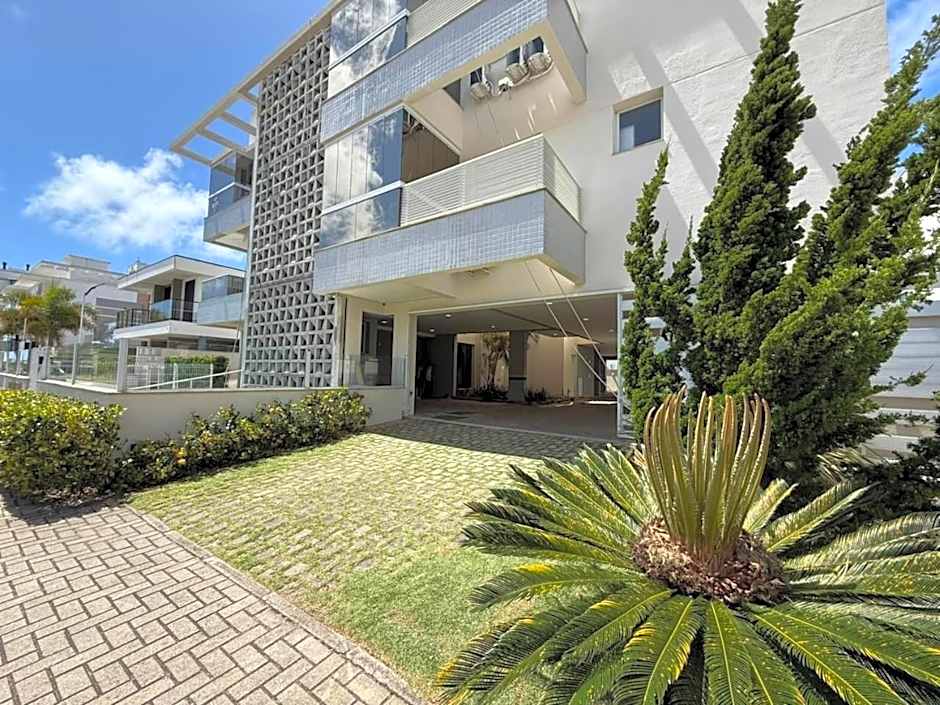 Cód 175 - Apartamento com 2 suítes 400m da Praia de Palmas