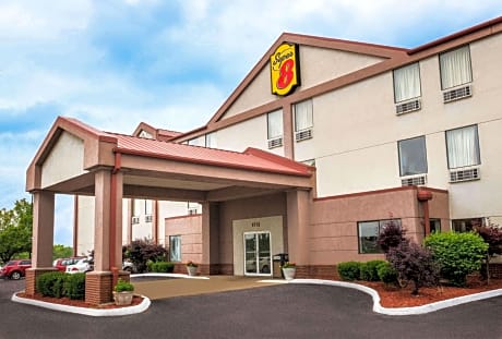Super 8 by Wyndham Pevely