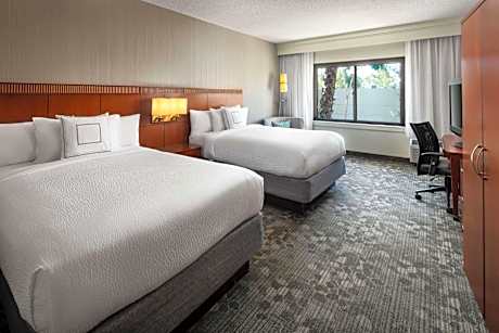 Guestroom Two Doubles - Hearing Accessible