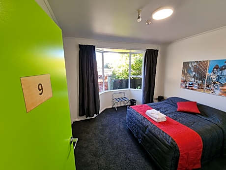 Room 9 - Budget Queen - Shared Facilities