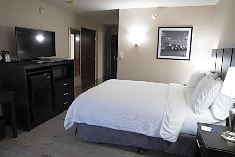 Suite with Mobility Accessible Tub - Non-Smoking