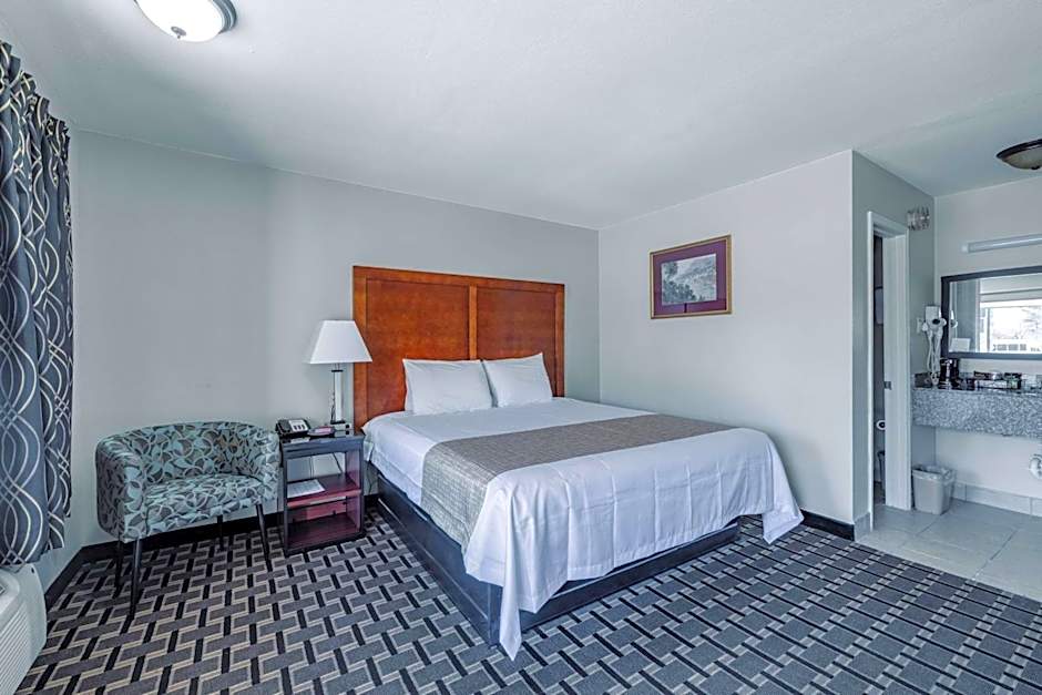 Photo 1 of 9 of 1 Queen Bed, Nonsmoking