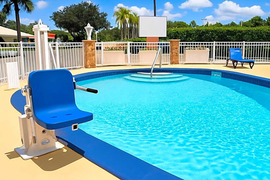 Spinnaker Inn of Naples