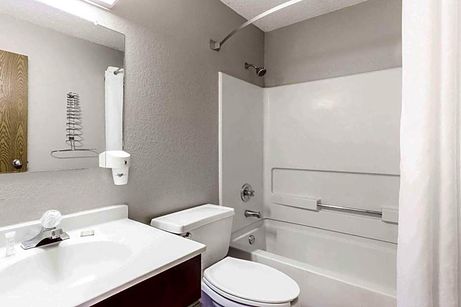 Super 8 by Wyndham St. Charles