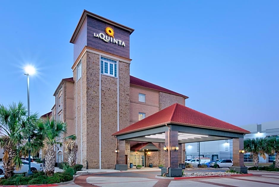 La Quinta Inn & Suites by Wyndham Dallas Grand Prairie South