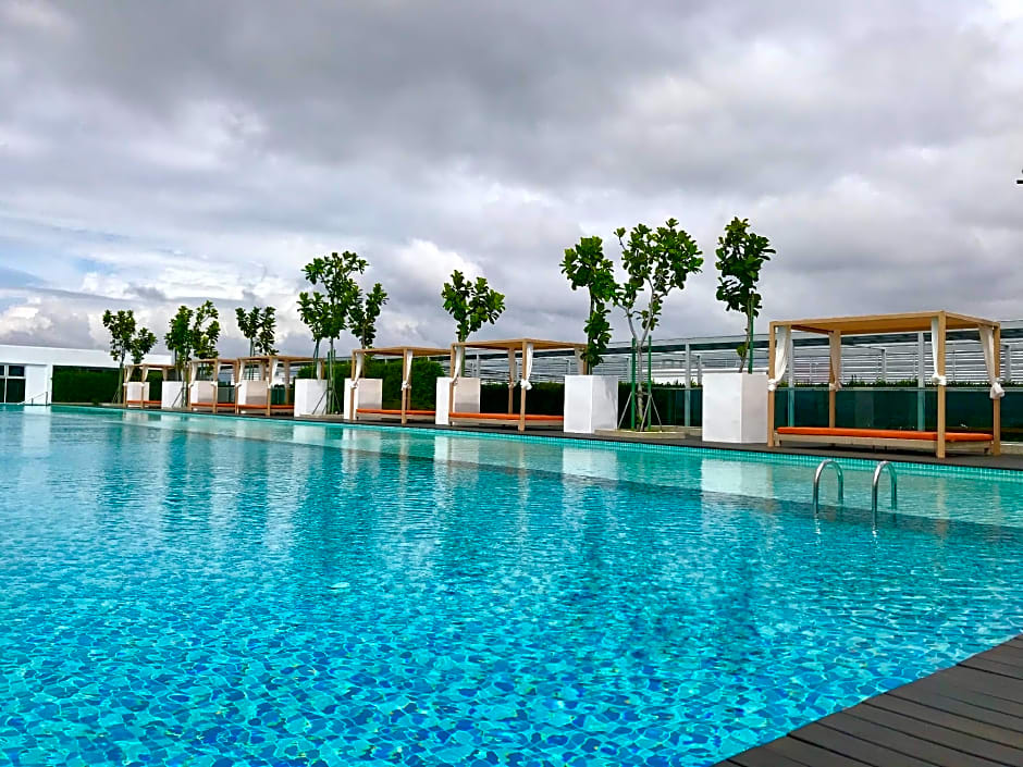 Sunset Seaview Vacation Condos @ Infinity Avenue