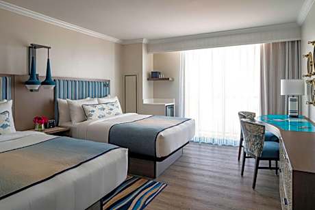 Guest room, 2 Queen, Partial ocean view, Balcony