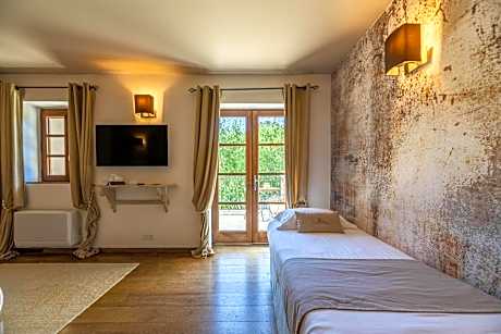 Deluxe Two-Bedroom Apartment with Garden View