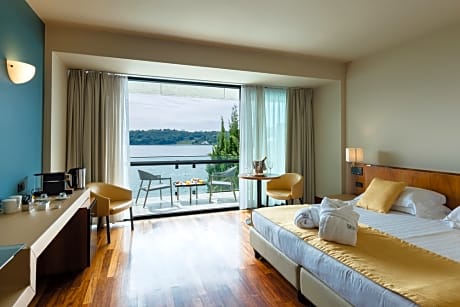 Deluxe with Balcony and Lake View