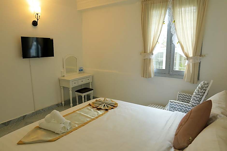 LA VIE EN ROSE HOTEL 2