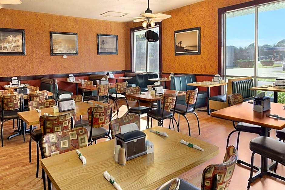 Days Inn & Suites by Wyndham Fort Pierce Midtown