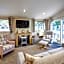 Kinship Lodge with Hot Tub