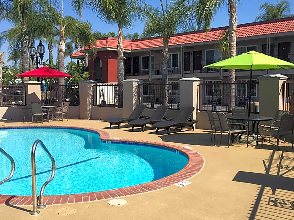 Days Inn & Suites by Wyndham Anaheim At Disneyland Park