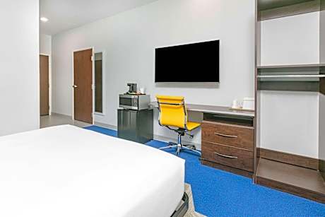 1 Queen Bed, Mobility/Heairing Accessible Room, Roll-In Shower, Non-Smoking