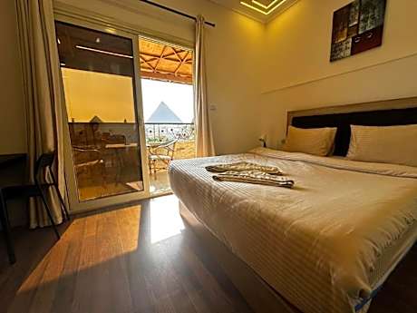Pyramids View Terrace Family Suite