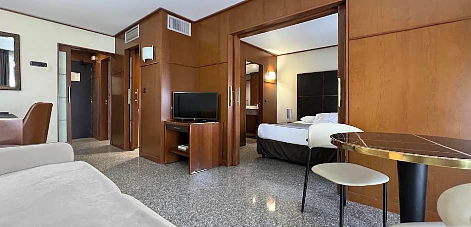 Goldstar Resort & Suites