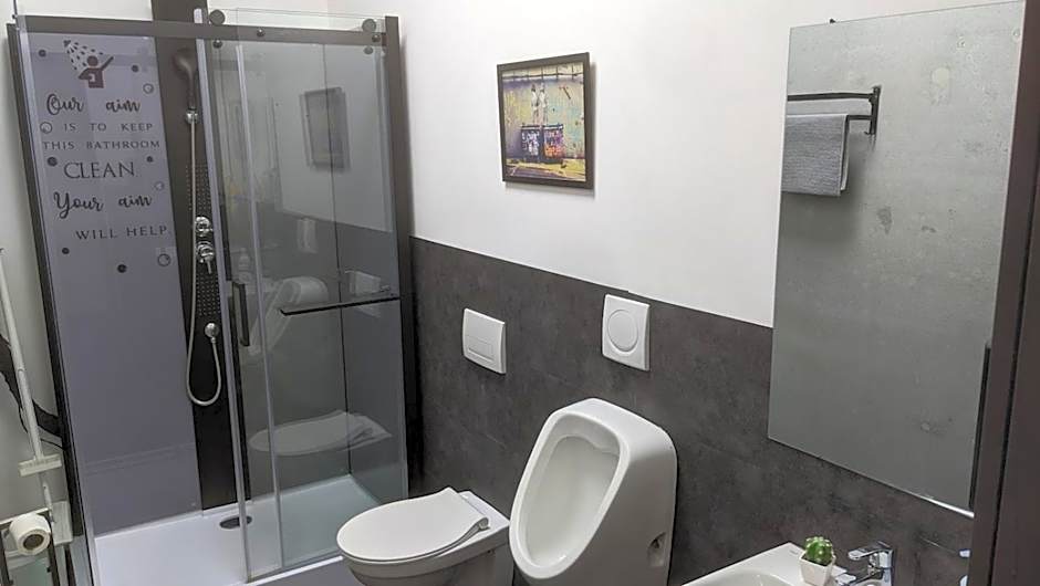 BUSINESS-MOTEL free WiFi & massage, air-con, XXL-Parking, Wallbox, Smart TV, Video-Security