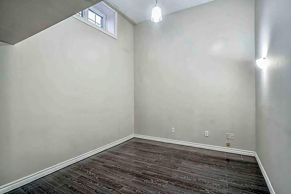 Designer 4BR Executive Townhome w/Parking