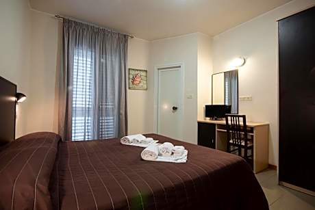 Deluxe Double Room with Side Sea View