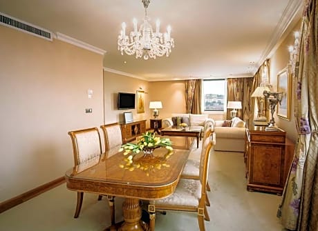 PRESIDENTIAL SUITE WITH LOUNGE - SPACIOUS CLASSY SUITE 120M2 - MINERAL WATER BATHROBERS KITCHEN NESPRESSO -
