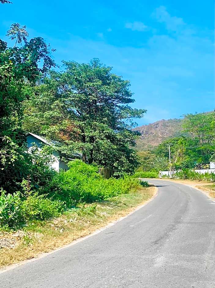 Balong Balong Surf Bungalows & Restaurant