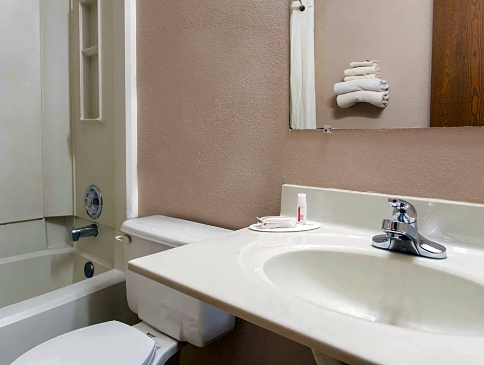 Super 8 by Wyndham Austin MN