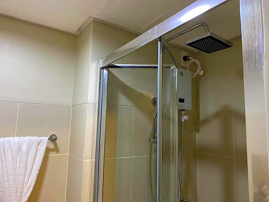 100mbps net,Unli Netflix in 75 inch tv in living room & Home Theater in Room