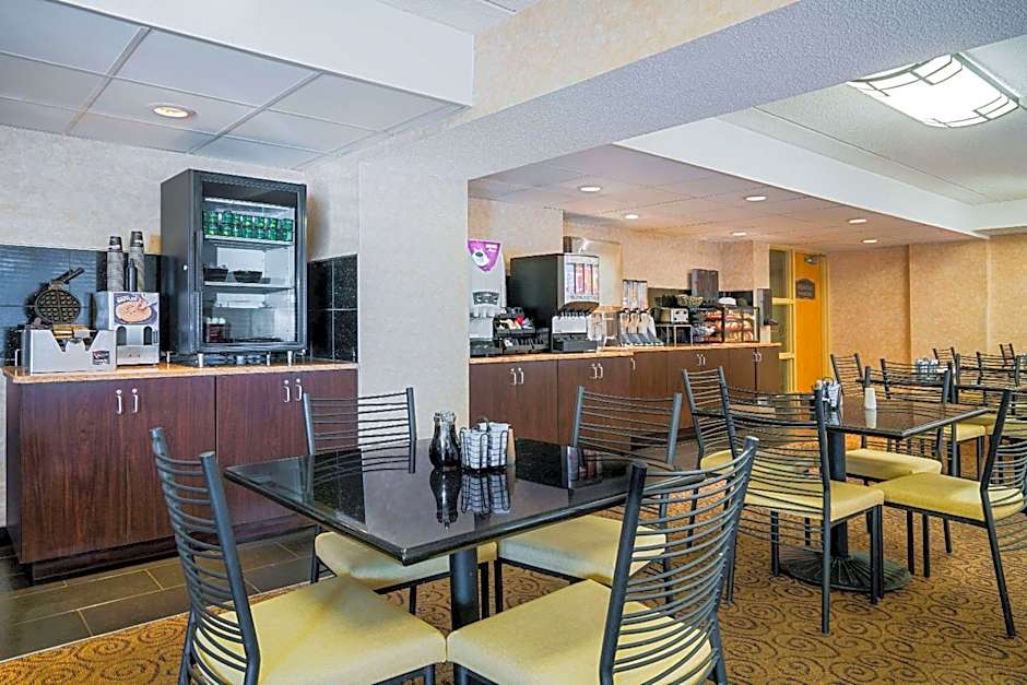 Ramada Hotel & Conference Center by Wyndham Plymouth