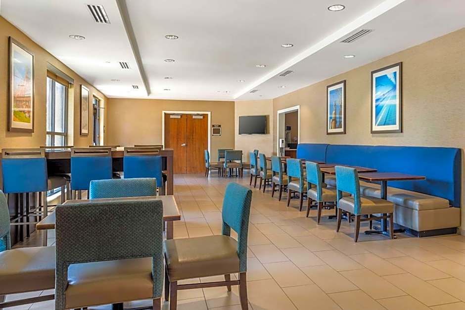 Comfort Inn & Suites At CrossPlex Village