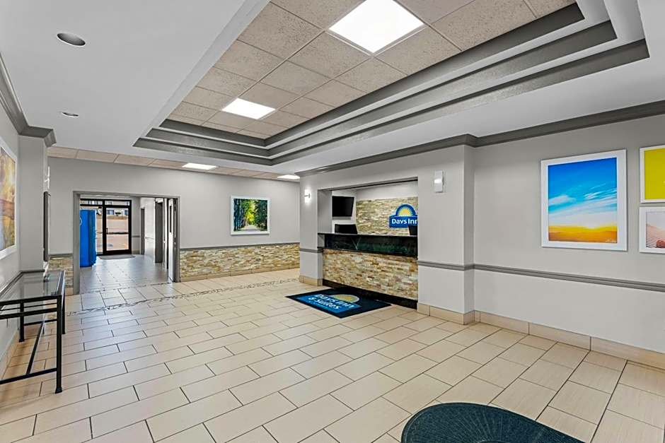 Days Inn & Suites by Wyndham Cedar Rapids