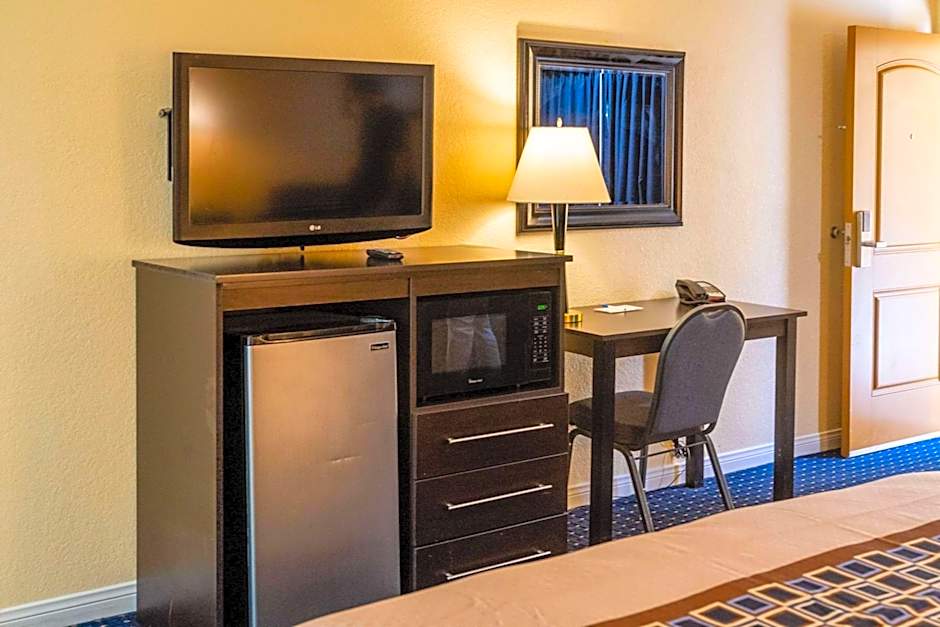 Rodeway Inn & Suites Colton-Riverside