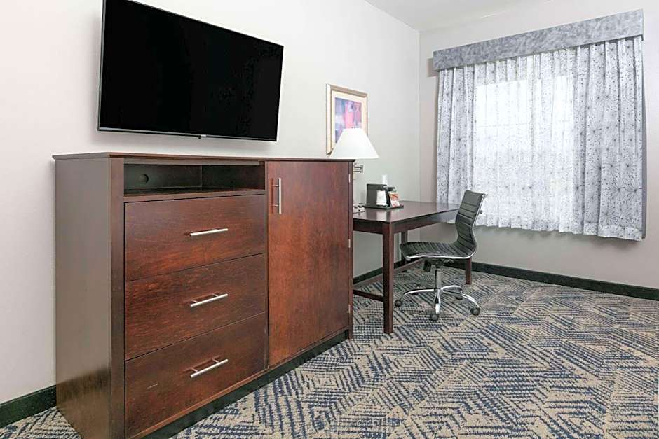 La Quinta Inn & Suites by Wyndham Tulsa Airport