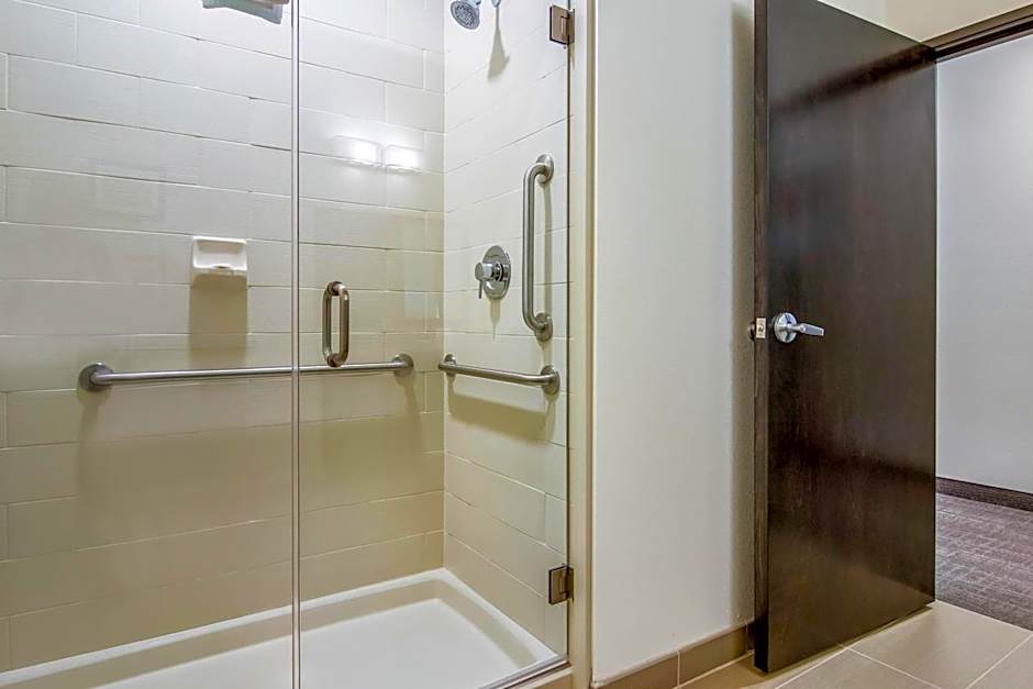 Comfort Suites Wooster near University Campus