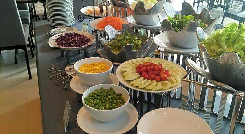 GreenVille Laguna Hotel