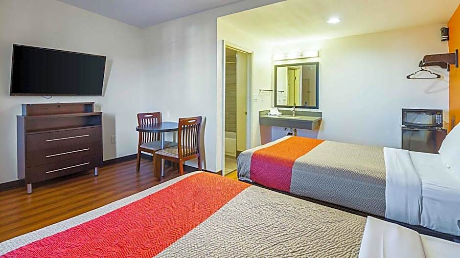 Motel 6 Hesperia, CA - East