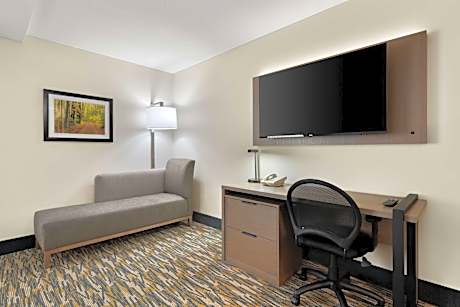 2 Queen Beds Non-Smoking Chair Work Desk Wi-Fi Microwave And Refrigerator Continental Breakfast